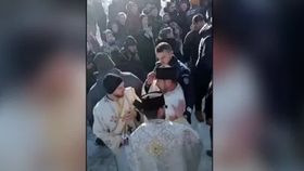 VIDEO Scandal la o înmormântare din județul Suceava! Un preot s-a întins pe jos în fața cimitirului